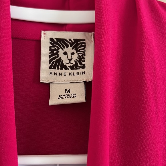 Anne Klein blouse in fuschia - Picture 2 of 9